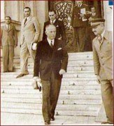 4-septeebrie-1940-antonescu-iese-din-palatul-regal-dupa-ce-a-fost-numit-prim-ministru-de-carol-2